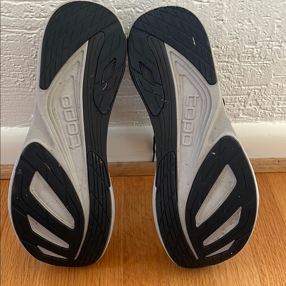 Men's Black Topo Athletic UltraFly 5 Sneakers - Picture 4 of 6